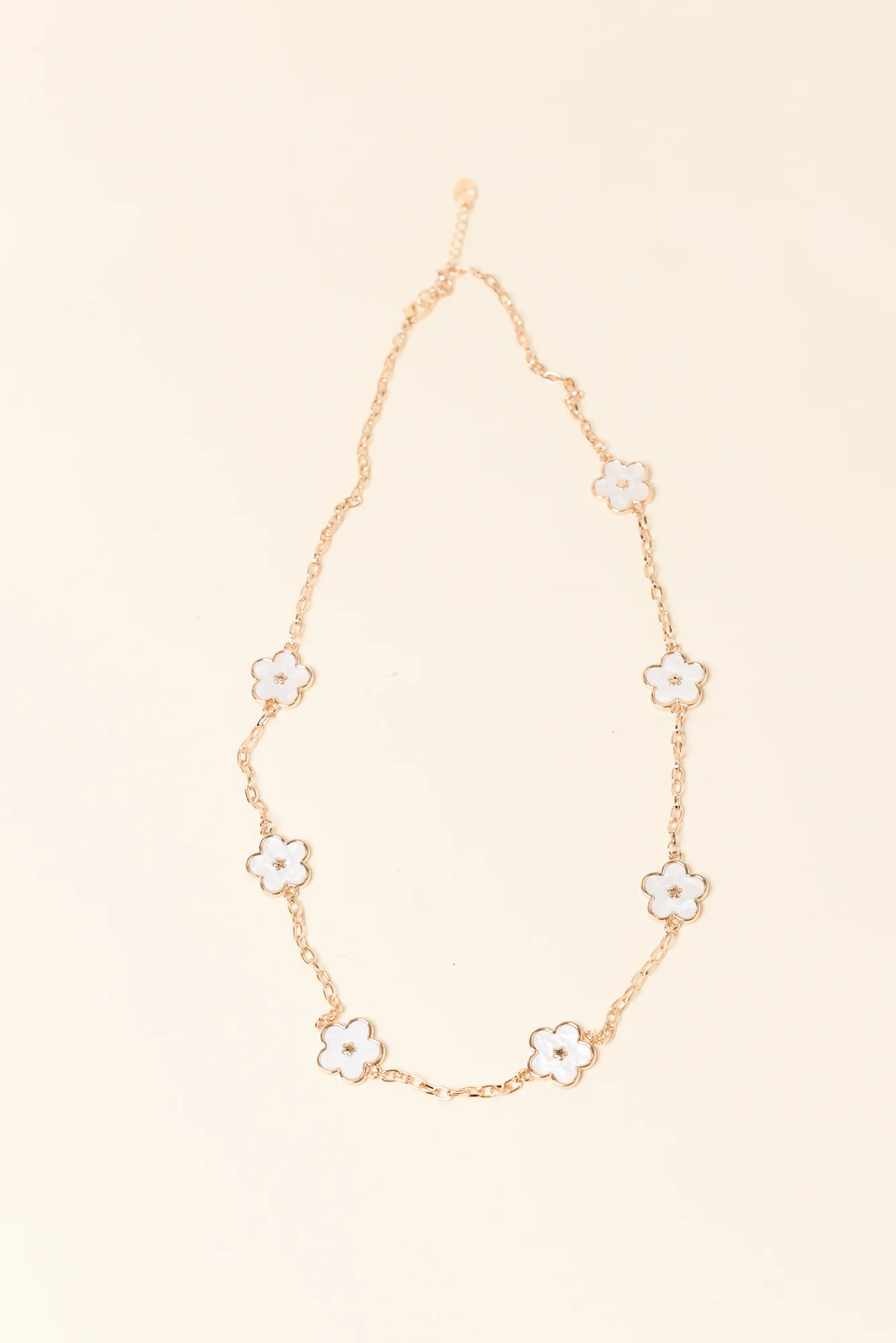 Javia White Flower Chain Necklace