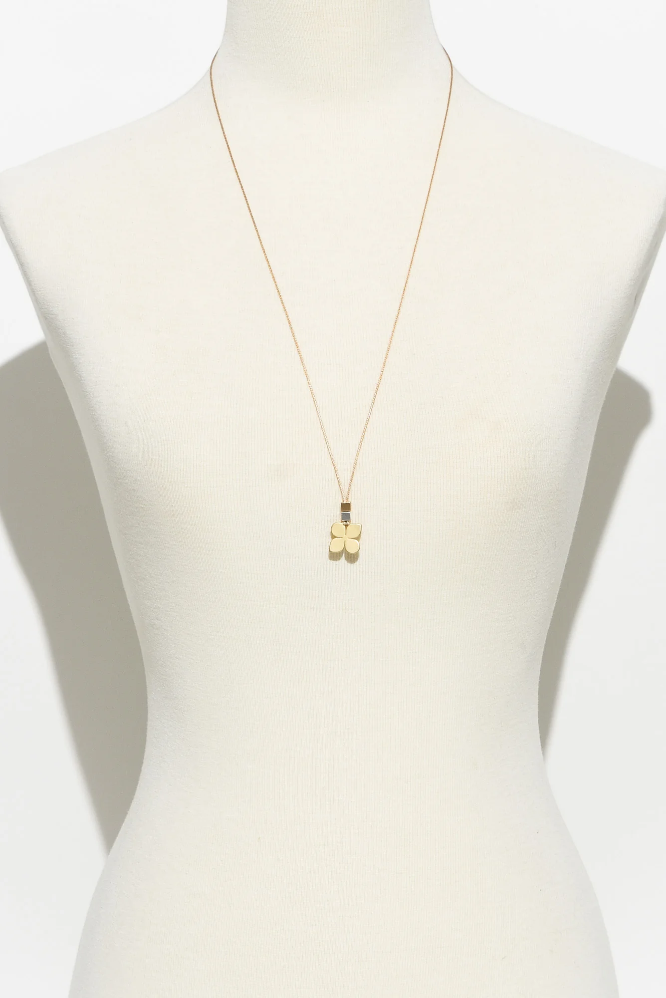Solana Gold Clover Pendant Necklace - Image 2